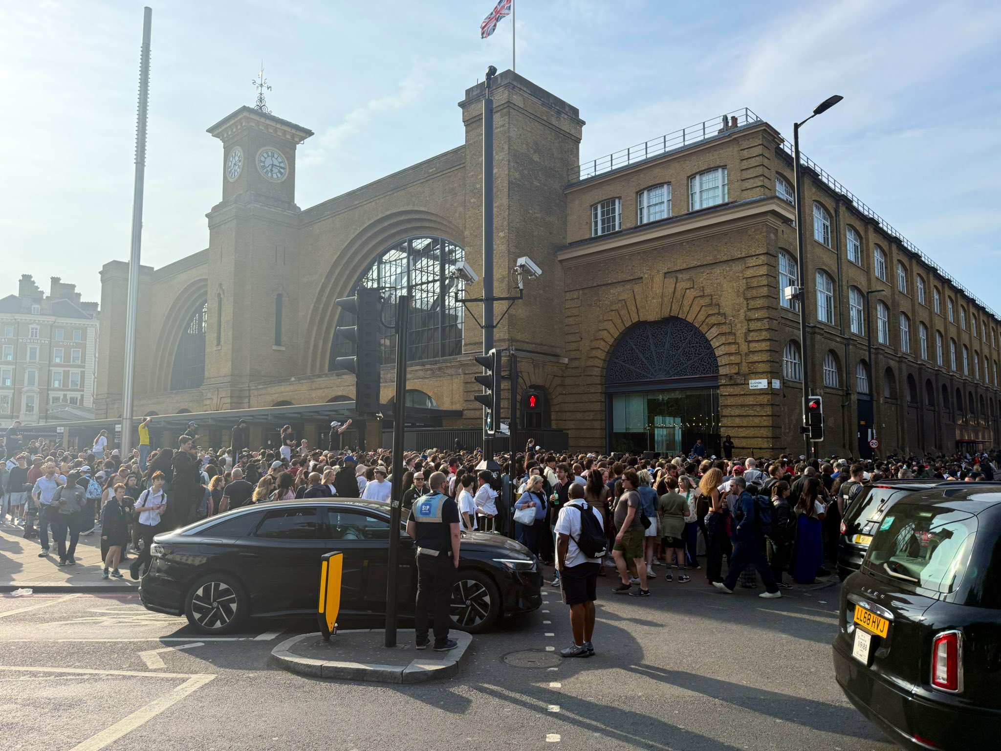 GtLb5WNWAAAsoC7.jpeg (524 KB)