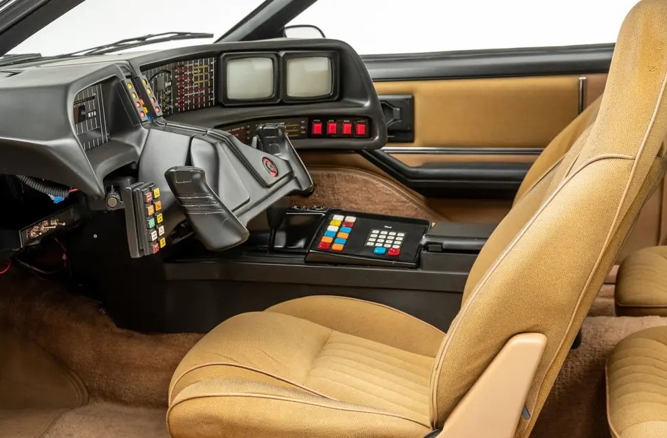 Knight_Rider_KITT_interior.jpg (140 KB)